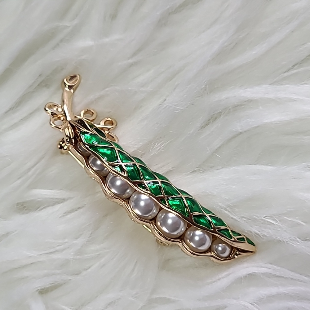 'Peas In the Pod' Brand New Enamel Pearl Brooch